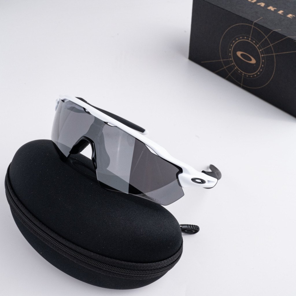 OAKLEY 0OO9208 920894 POLISHED WHITE PRIZM BLACK POLARIZED – 38_138(2)