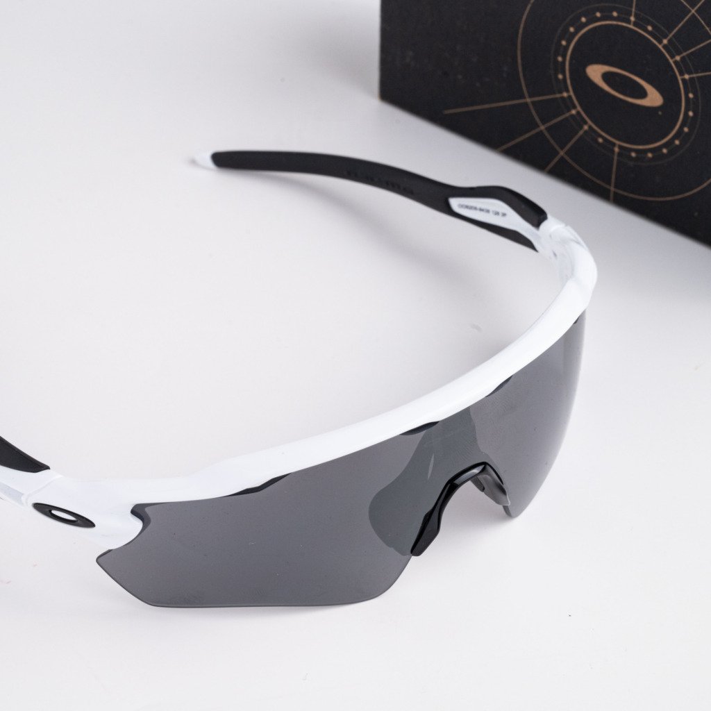 OAKLEY 0OO9208 920894 POLISHED WHITE PRIZM BLACK POLARIZED – 38_138(4)