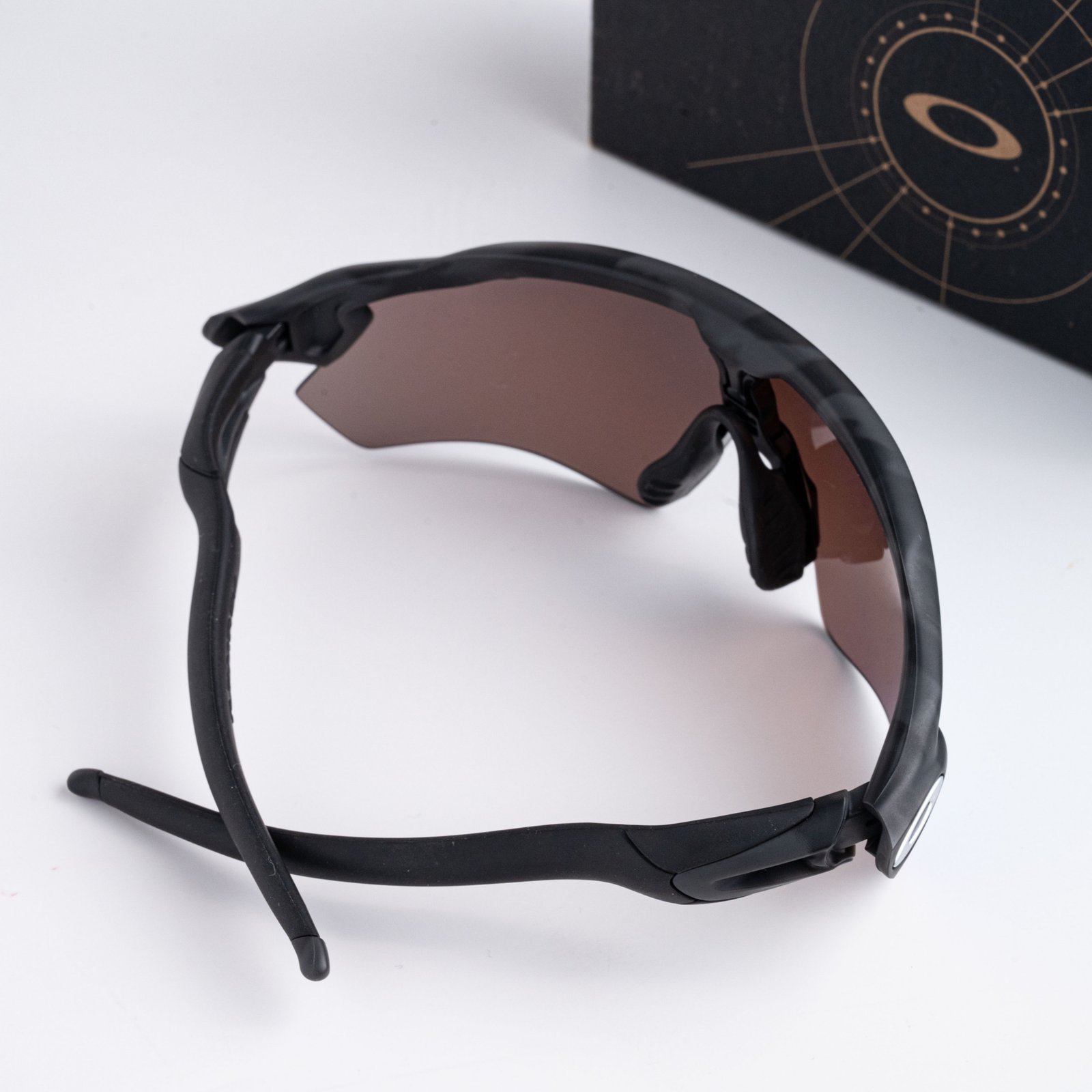 OAKLEY 0OO9208 9208C0 MATTE BLACK CAMO PRIZM DEEP WATER POLARIZED – 38_138(4)