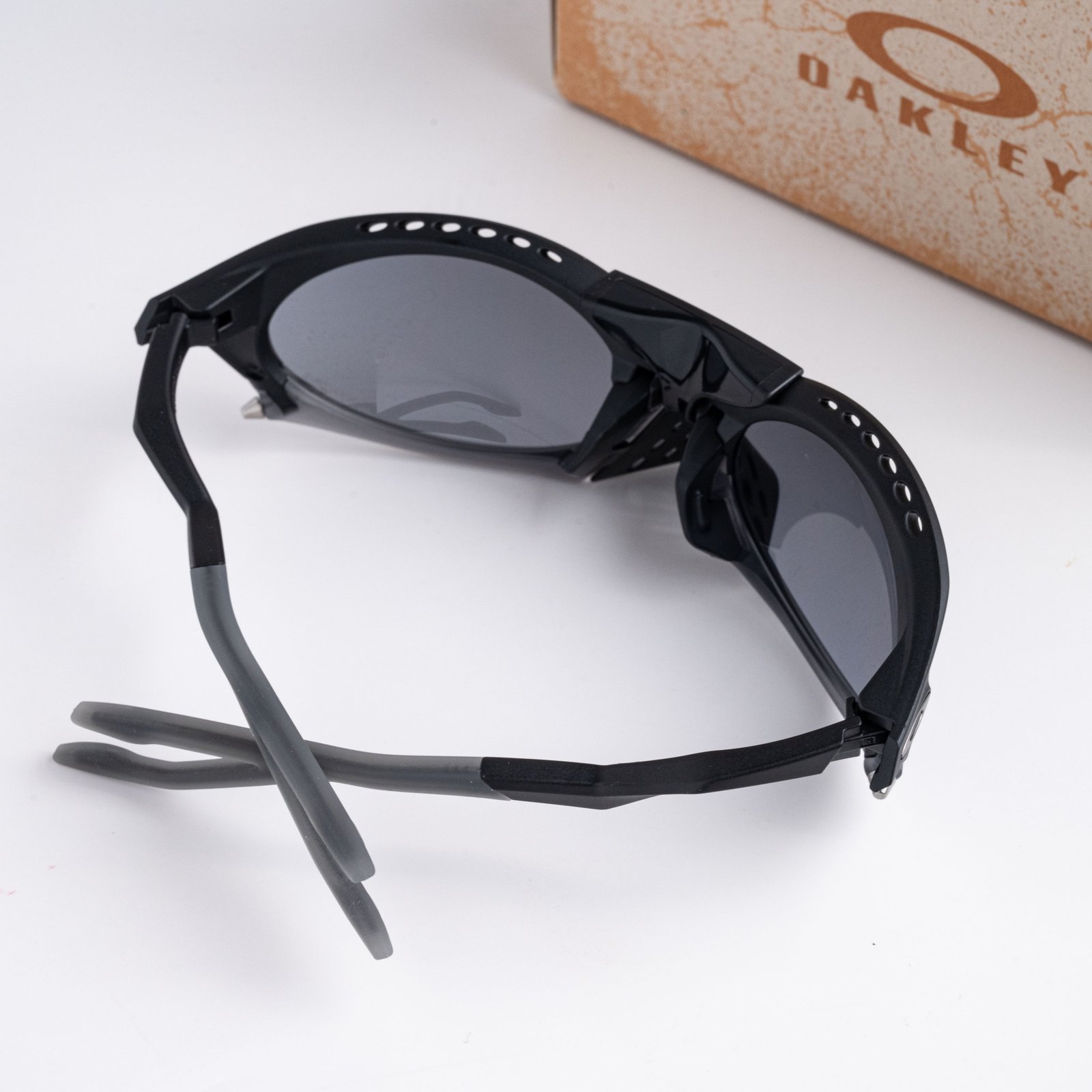 OAKLEY 0OO9437 943701 MATTE BLACK PRIZM GREY – 63_19_126