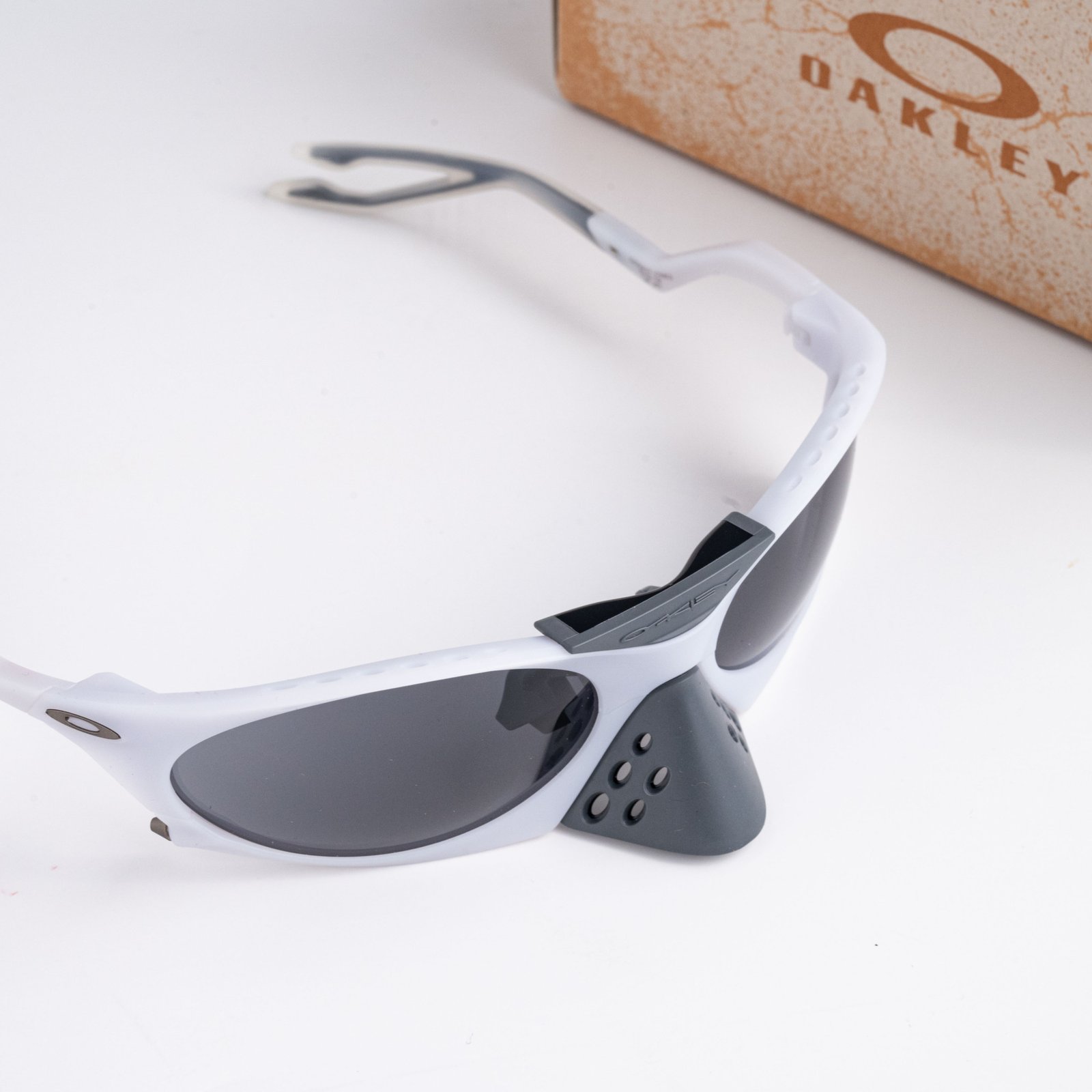 OAKLEY 0OO9437 943706 MATT VAPOR PRIZM GREY – 63_19_126(2)