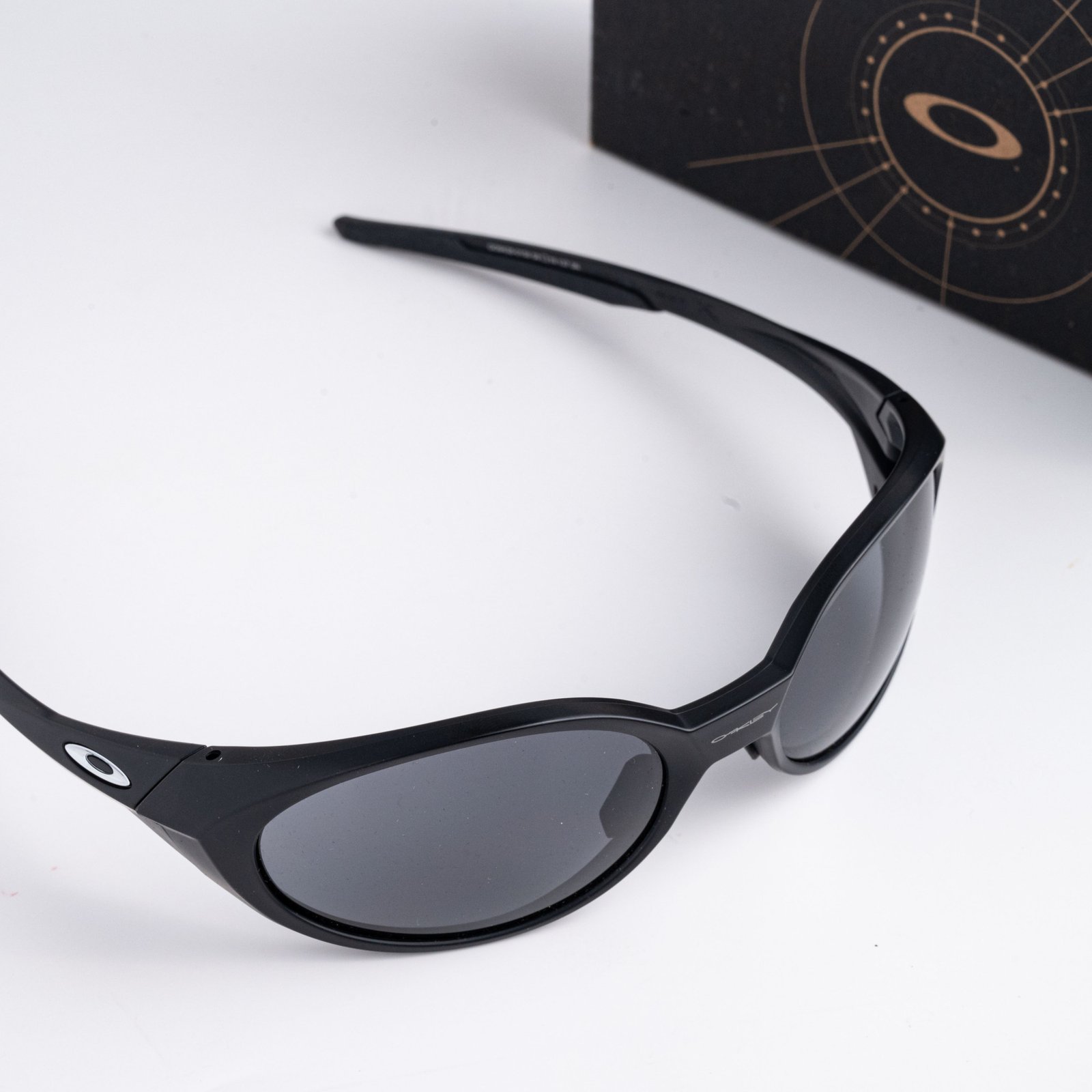 OAKLEY 0OO9438 943801 MATTE BLACK PRIZM GREY – 58_19_137(3)