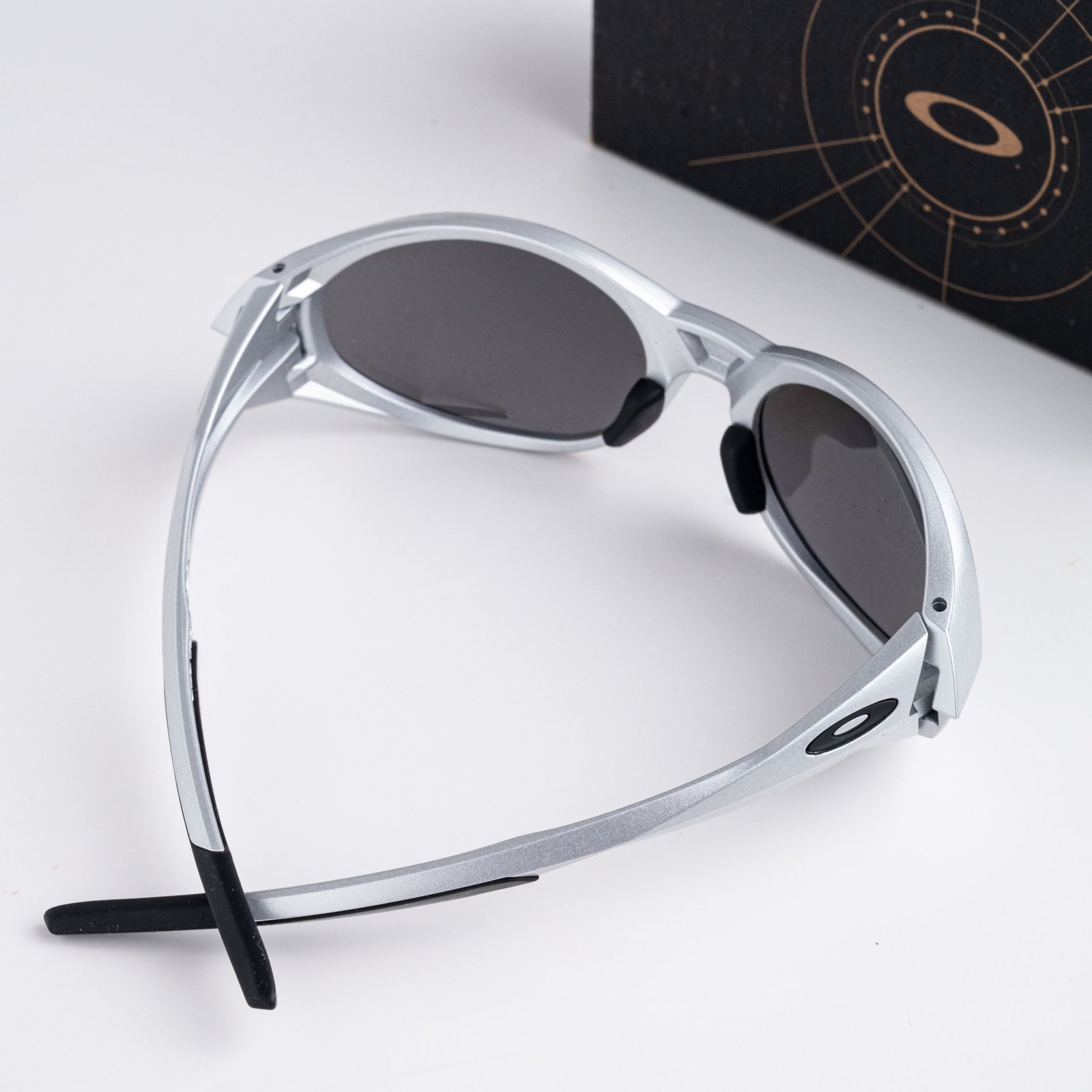 OAKLEY 0OO9438 943805 SILVER PRIZM BLACK POLARIZED – 58_19_137