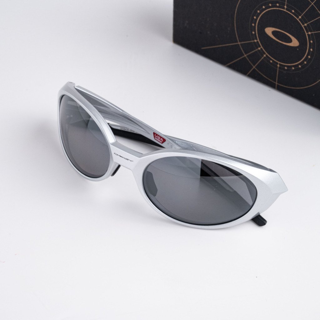 OAKLEY 0OO9438 943805 SILVER PRIZM BLACK POLARIZED – 58_19_137(1)