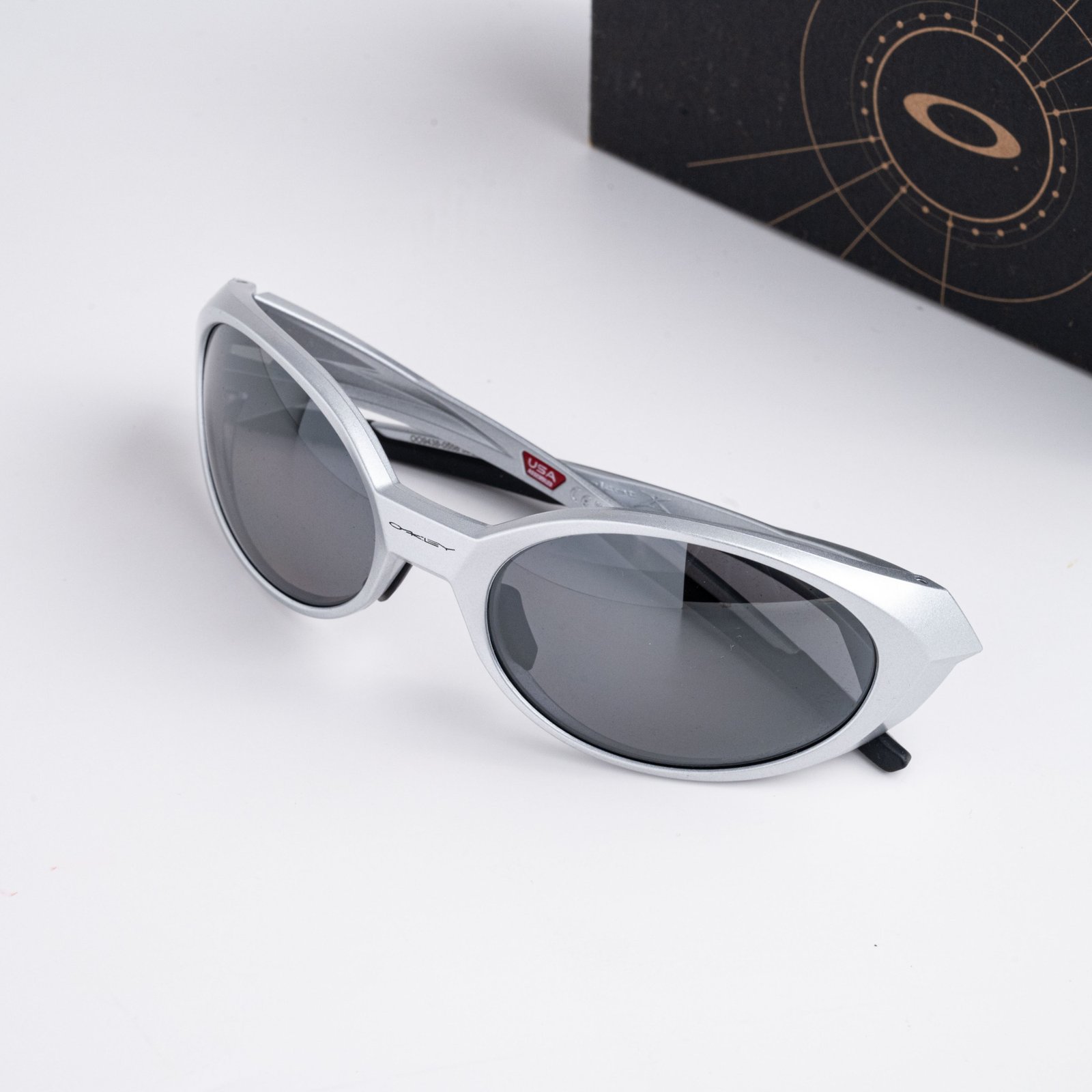 OAKLEY 0OO9438 943805 SILVER PRIZM BLACK POLARIZED – 58_19_137(1)