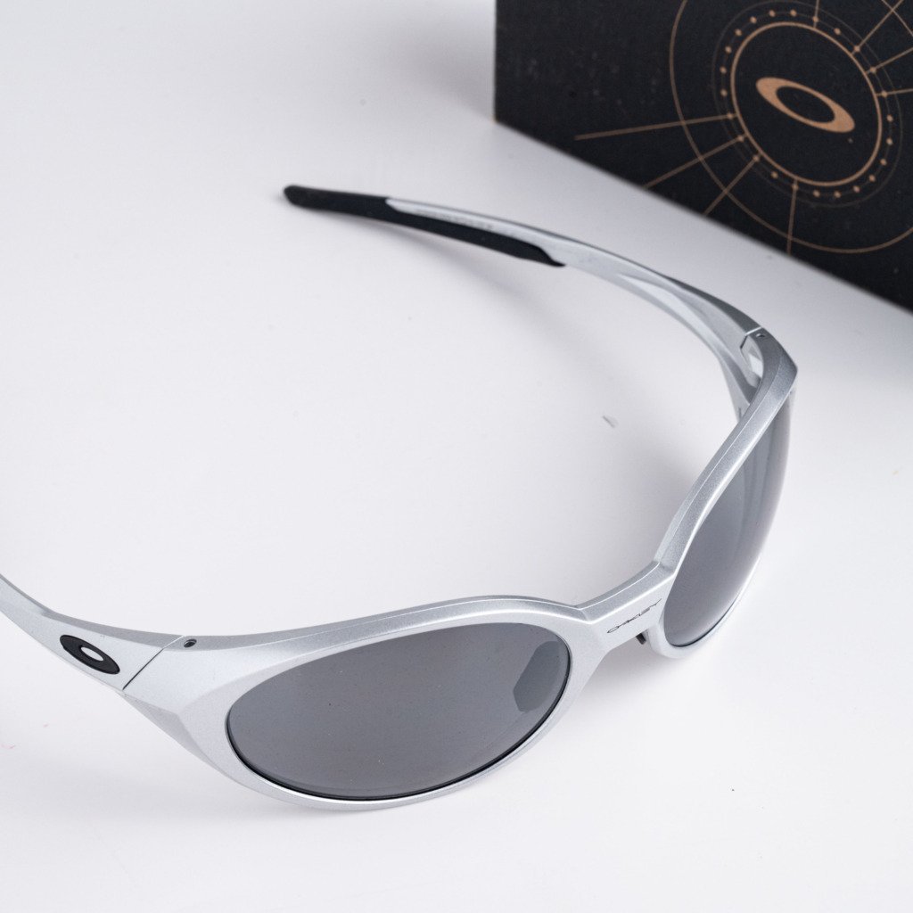 OAKLEY 0OO9438 943805 SILVER PRIZM BLACK POLARIZED – 58_19_137(3)