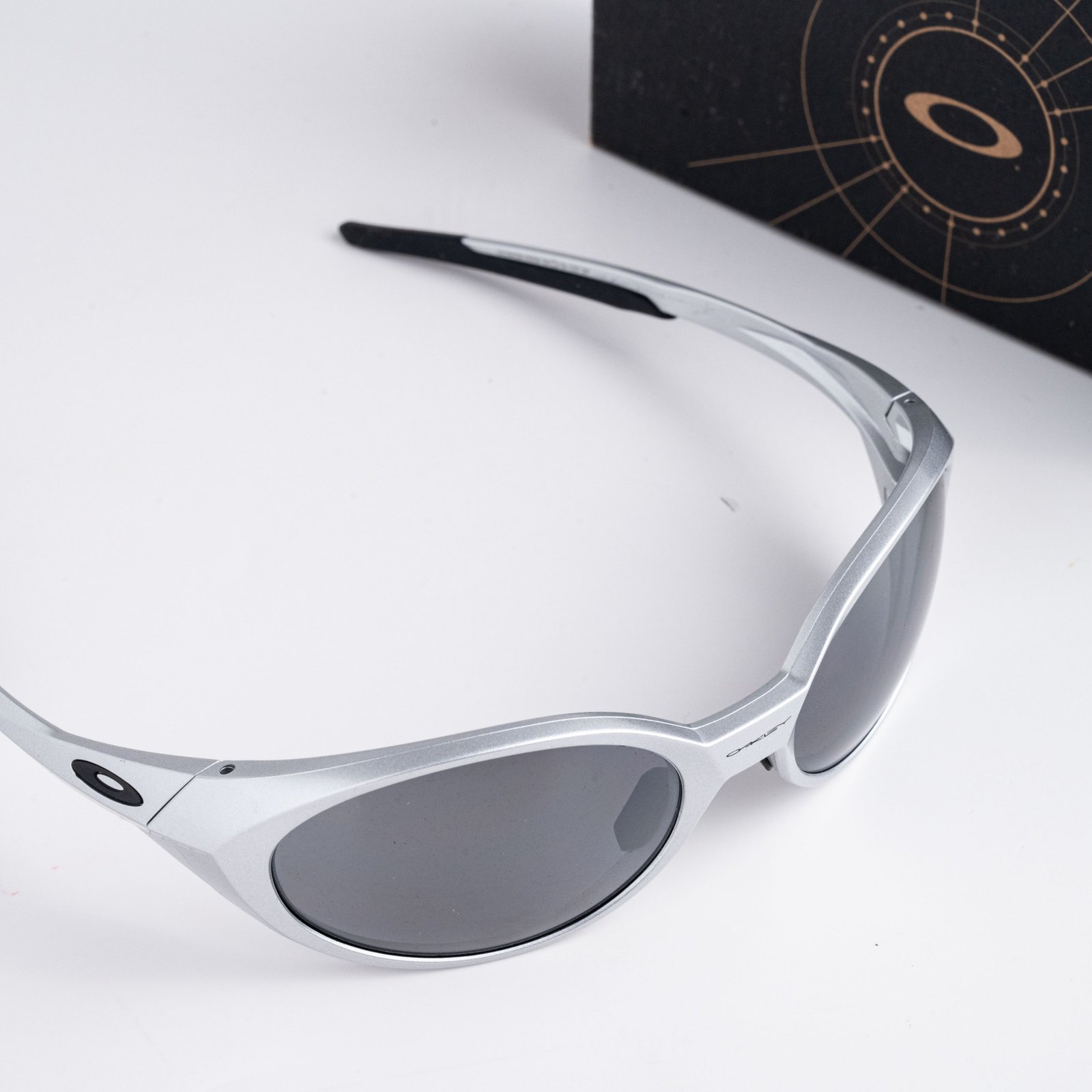 OAKLEY 0OO9438 943805 SILVER PRIZM BLACK POLARIZED – 58_19_137(3)
