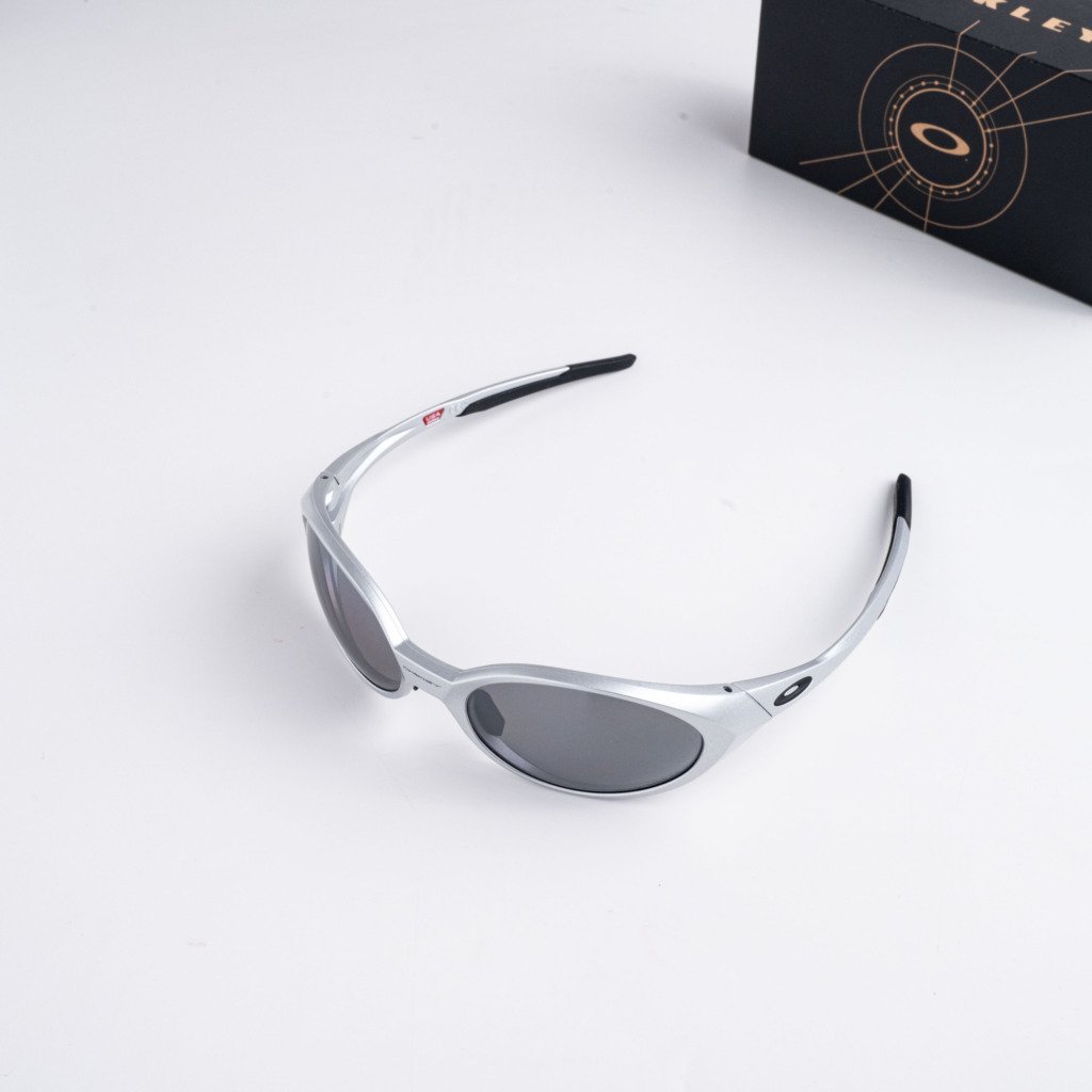 OAKLEY 0OO9438 943805 SILVER PRIZM BLACK POLARIZED – 58_19_137(4)