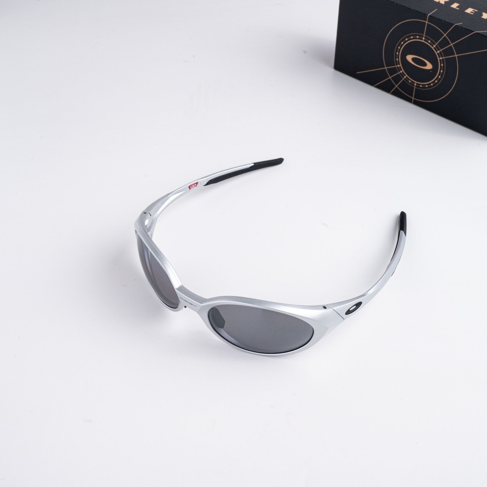 OAKLEY 0OO9438 943805 SILVER PRIZM BLACK POLARIZED – 58_19_137(4)