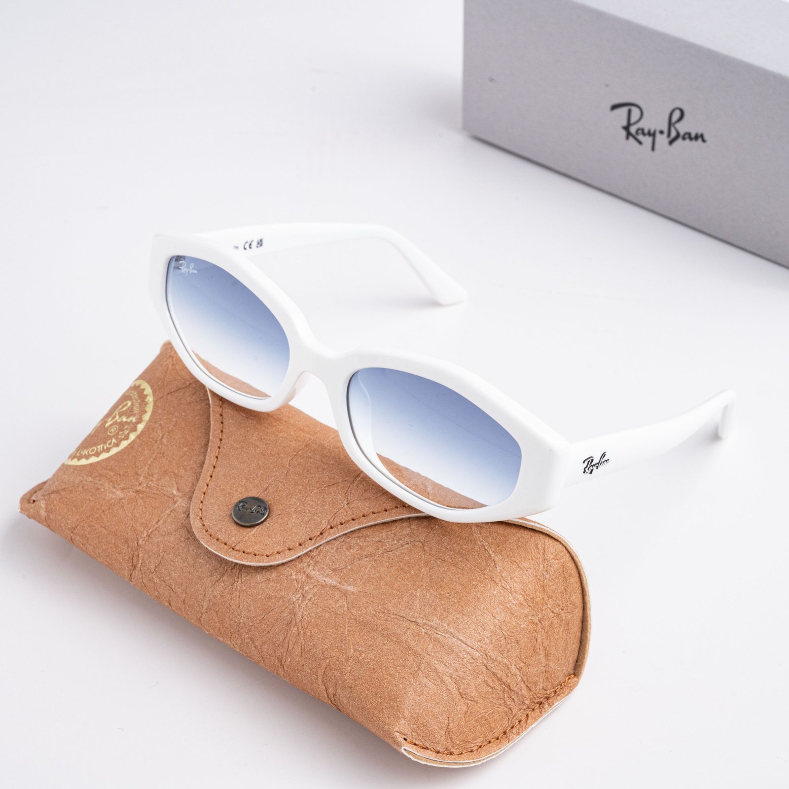 RAYBAN x JENNIE 0RB4473D 677219 WHITE CLEAR GRADIENT LIGHT BLUE – 56_18_145(1)